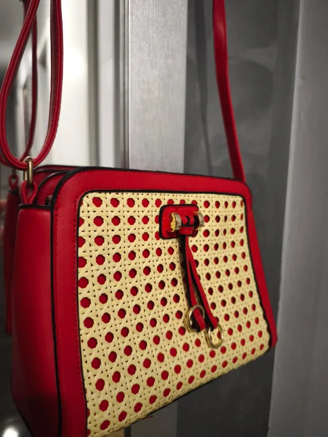 Bolso de mano rojo y beige