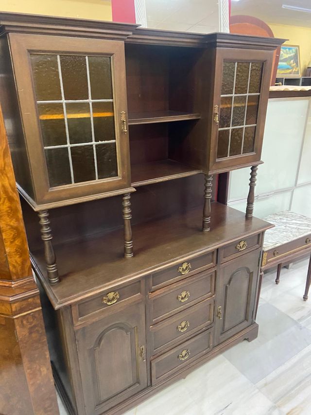 Aparador de madera con vitrina