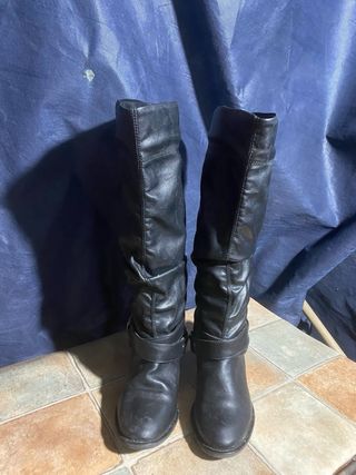 Stivali neri con tacco e fibbia