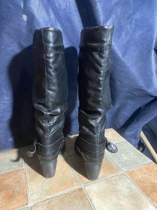 Stivali neri con tacco e fibbia