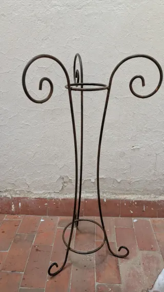 Macetero alto de hierro forjado