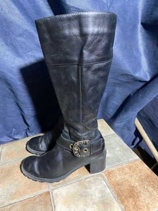 Stivali neri in pelle con fibbia