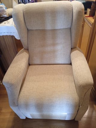 Sillón elevador de tela beige