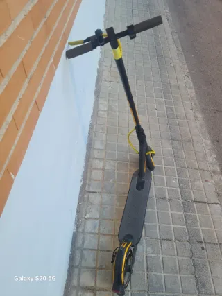 Patinete Eléctrico Xiaomi Negro y Amarillo