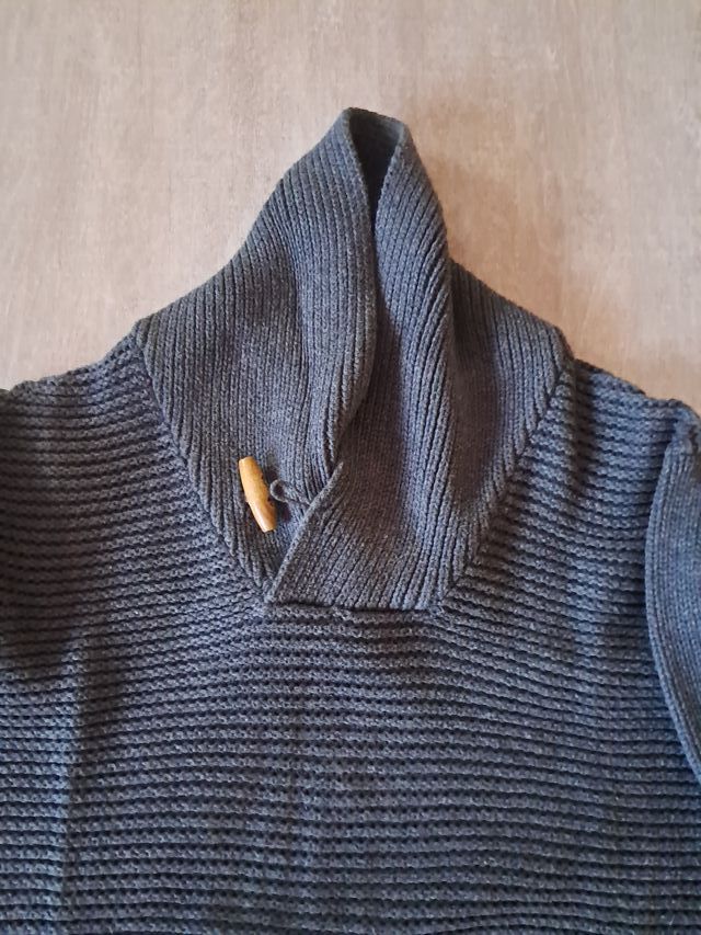 Jersey gris de hombre.