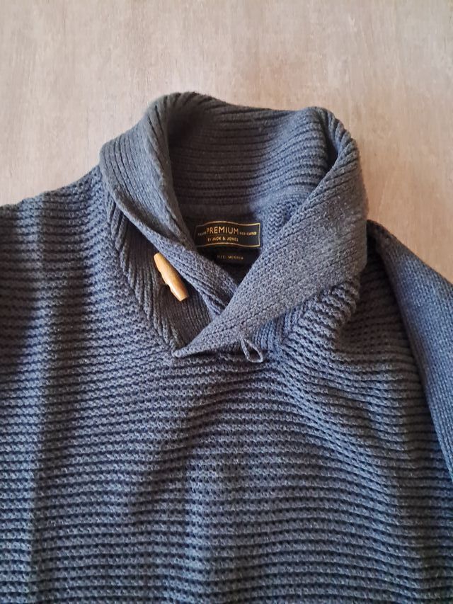 Jersey gris de hombre.