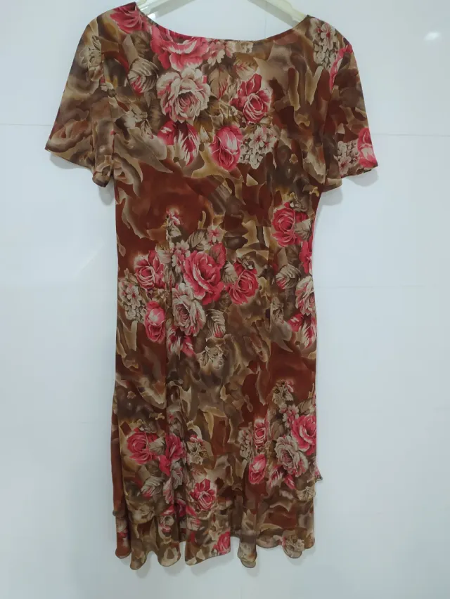 Vestido floral marrón y rosa
