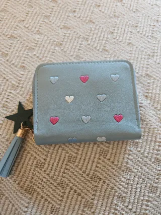 Monedero azul celeste con corazones