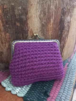 Monedero crochet morado