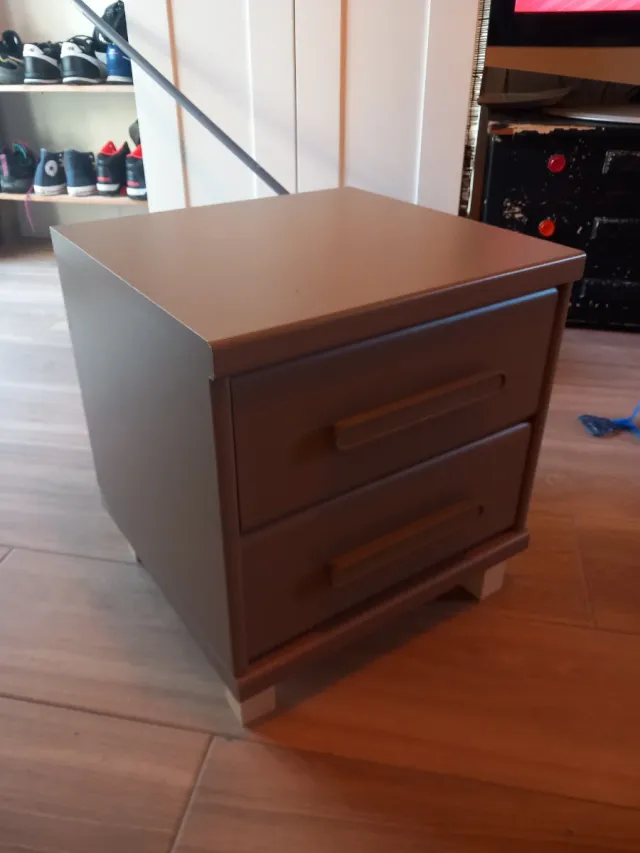 Mesita de noche de madera