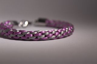 Pulsera trenzada rosa y plateada