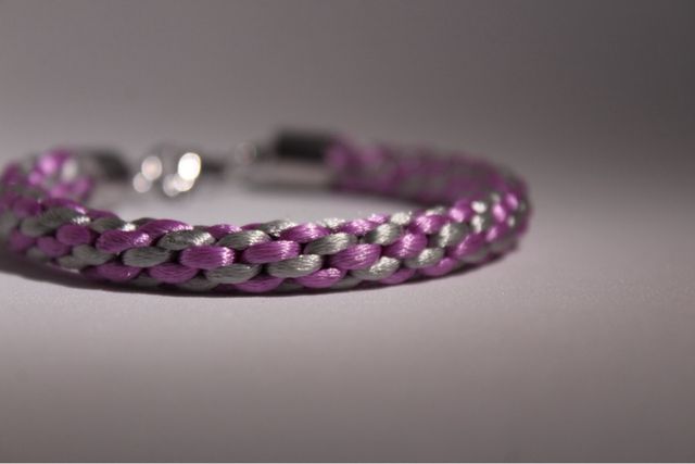 Pulsera trenzada rosa y plateada