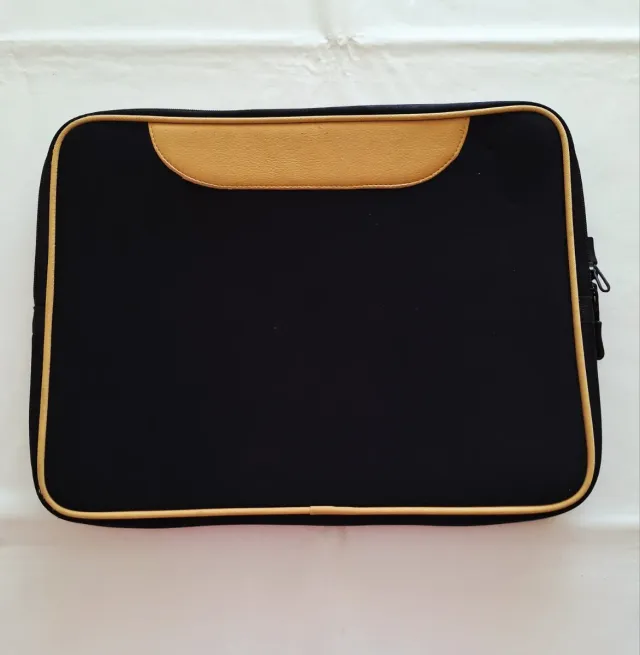 Funda portátil negra con ribete y detalles