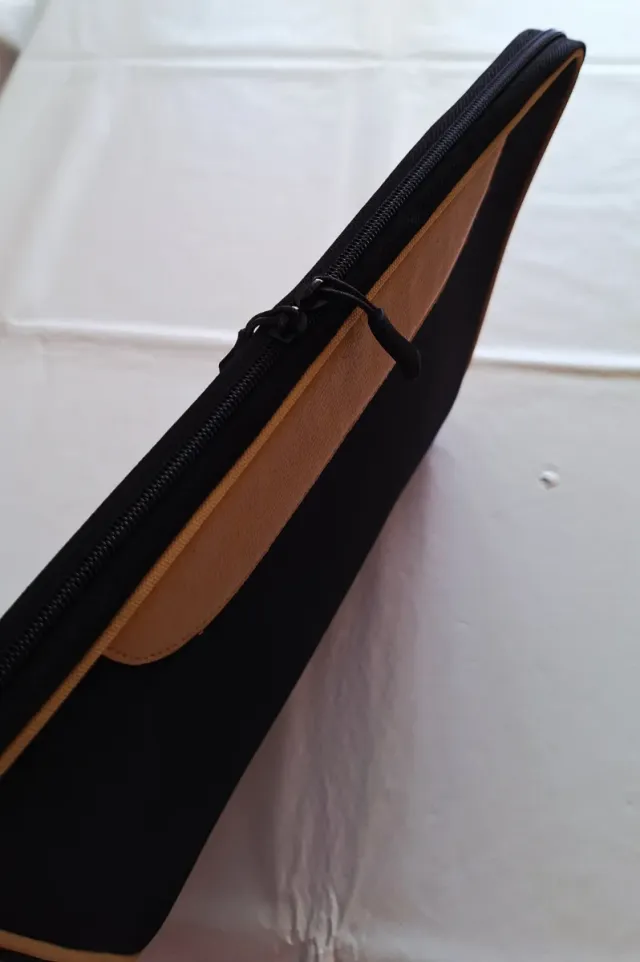 Funda portátil negra con ribete y detalles