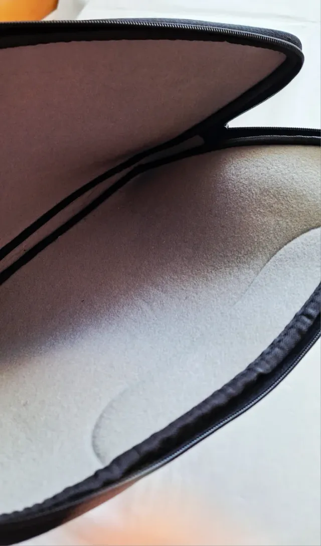 Funda portátil negra con ribete y detalles