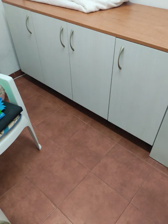 Dos Muebles de almacenaje blancos y marrones