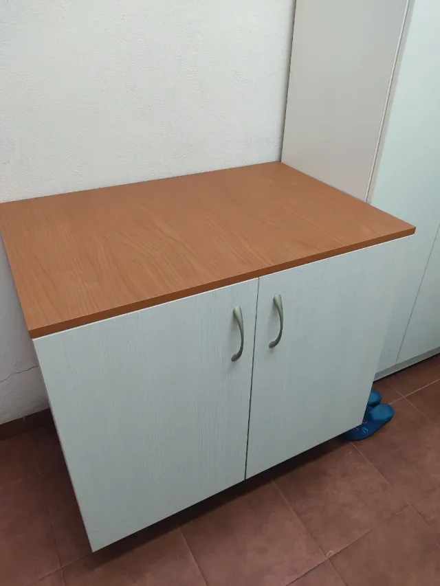 Dos Muebles de almacenaje blancos y marrones