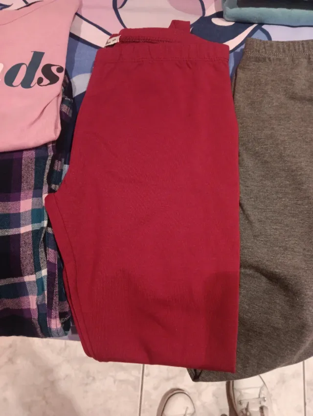 Leggings niña grises y rojos la talla es la 14 