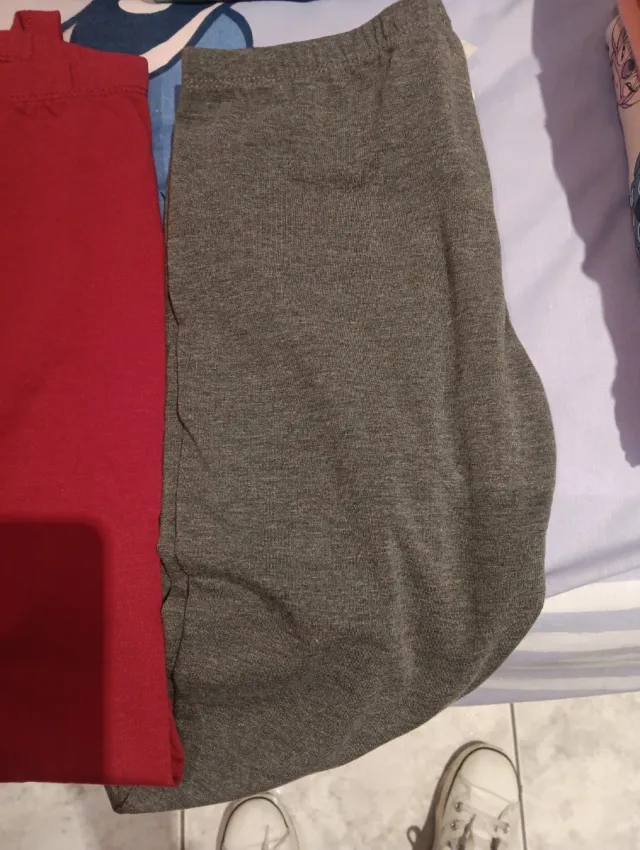 Leggings niña grises y rojos la talla es la 14 