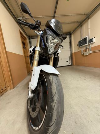 BMW F800R Blanca y Azul.