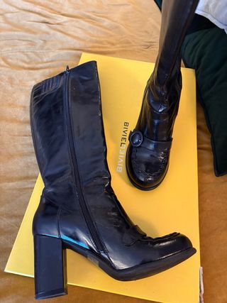 Botas altas charol hebilla