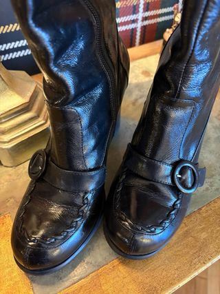 Botas altas charol hebilla