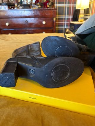 Botas altas charol hebilla