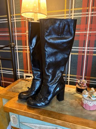 Botas altas charol hebilla