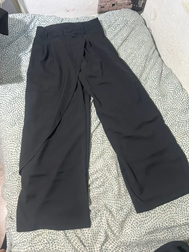 Pantalón ancho negro moderno y cómodo