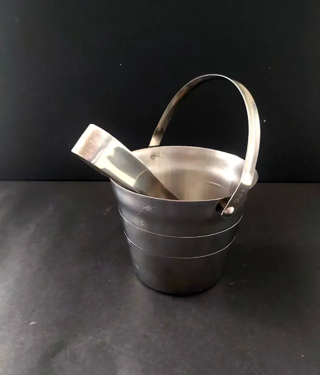 Secchio in metallo con pinzette
