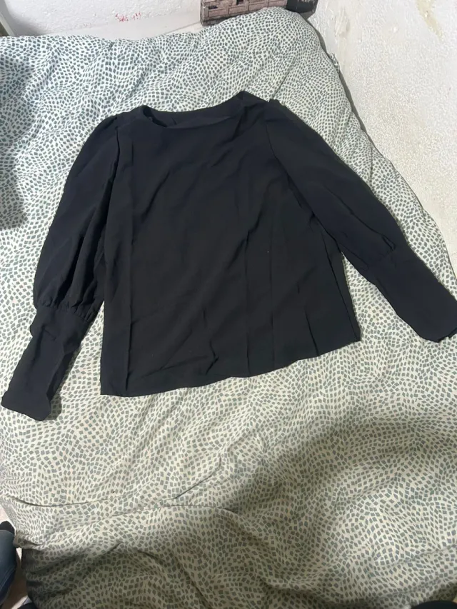 Camiseta negra manga larga botones