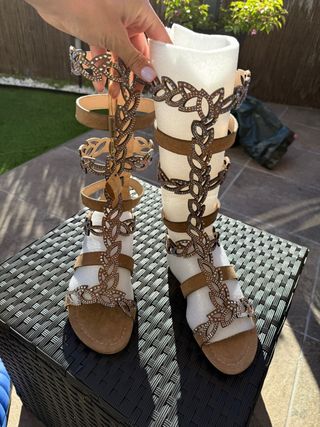 Sandalias romanas con pedrería Alma en Pena