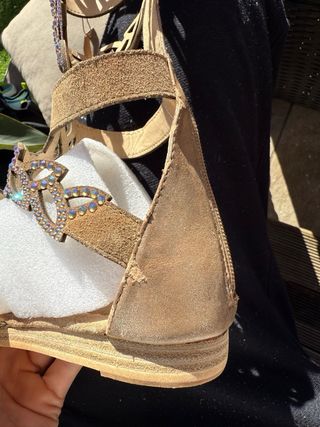 Sandalias romanas con pedrería Alma en Pena