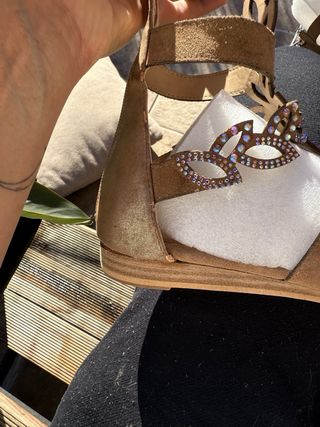 Sandalias romanas con pedrería Alma en Pena