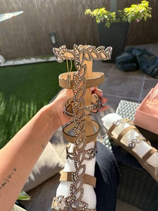 Sandalias romanas con pedrería Alma en Pena