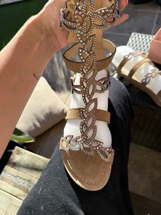 Sandalias romanas con pedrería Alma en Pena