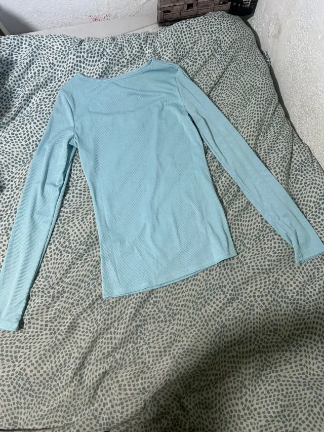 Camiseta manga larga azul celeste con abierto