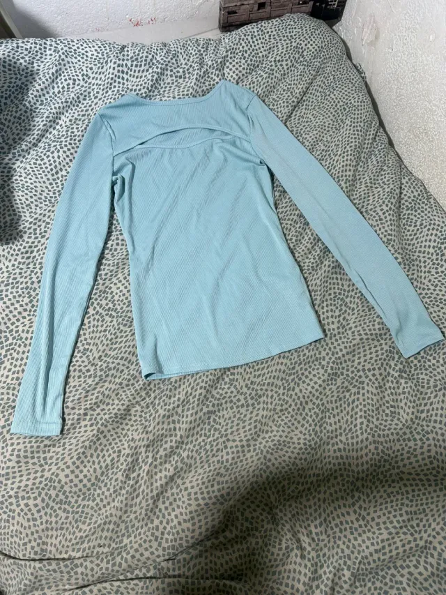 Camiseta manga larga azul celeste con abierto