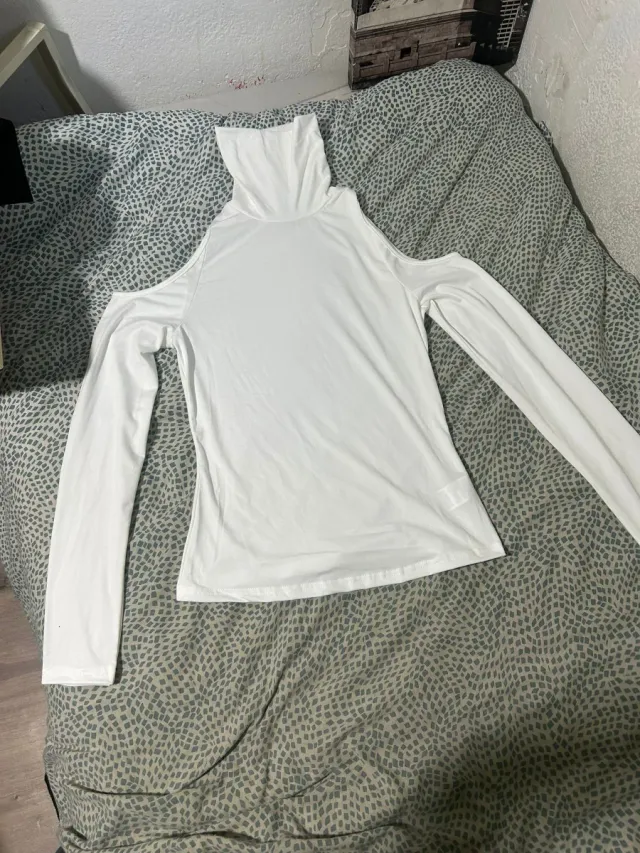 Camiseta blanca hombros descubiertos cuello alto