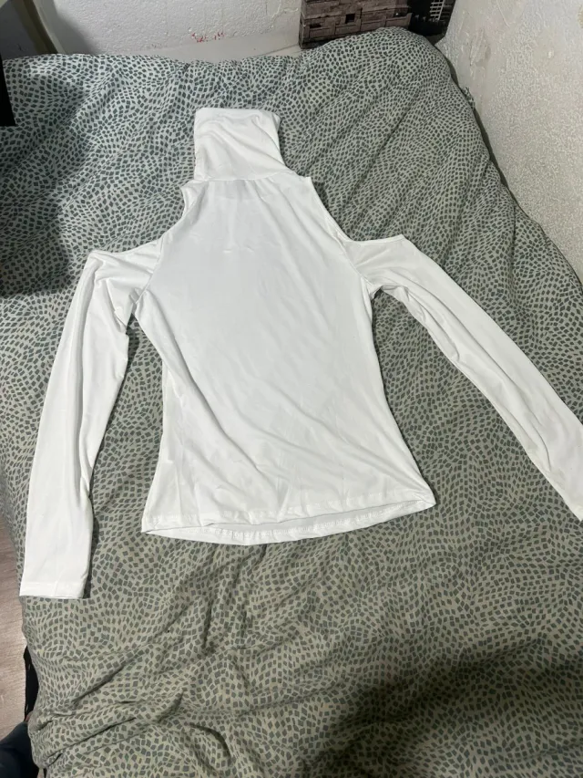 Camiseta blanca hombros descubiertos cuello alto