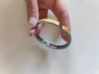 Pulsera plateada con esmalte amarillo