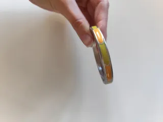 Pulsera plateada con esmalte amarillo