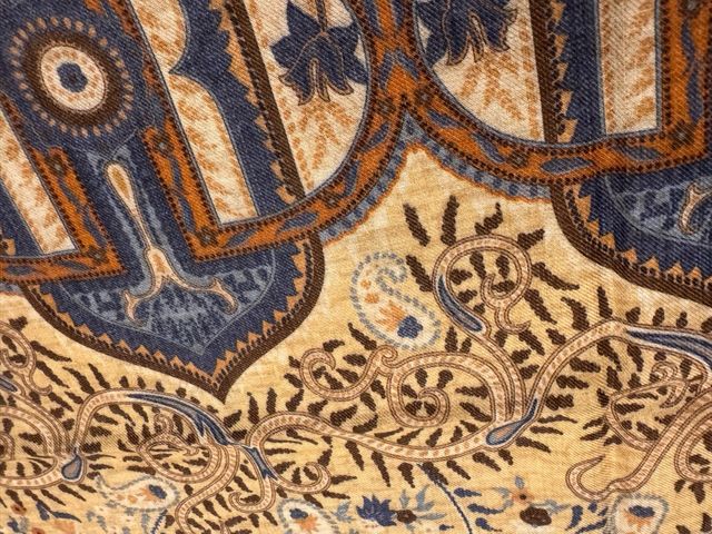 Chal Carolina Herrera Beige y Azul