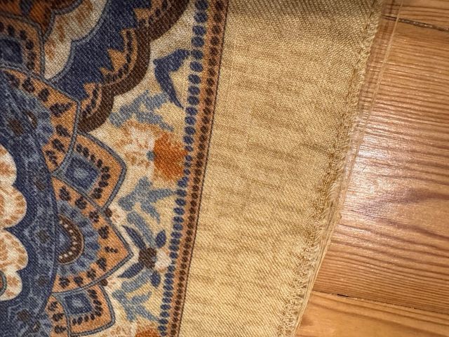 Chal Carolina Herrera Beige y Azul