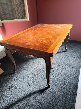 Tavolo in legno intarsiato