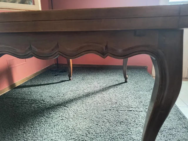 Tavolo in legno intarsiato