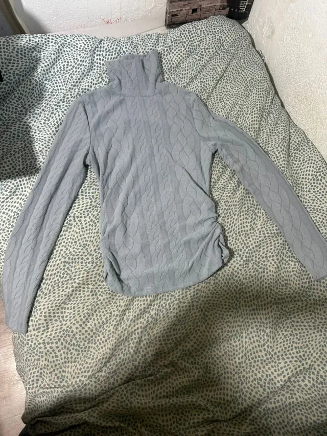 Camiseta gris cuello alto estampado