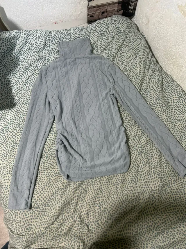 Camiseta gris cuello alto estampado