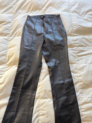 Pantalón Zara negro talla XS y da una S también 