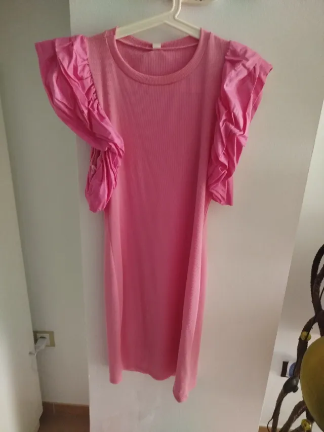 Vestido rosa con mangas abullonadas